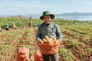 Anh Đặng Xuân Tĩnh, nông dân canh tác khoai tây tại xã Tutra, hợp tác cùng Orion